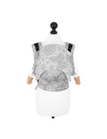 Mochila porta-bebés Fidella Fusion BabySize cinzenta com padrão de borboletas Iced Butterfly.