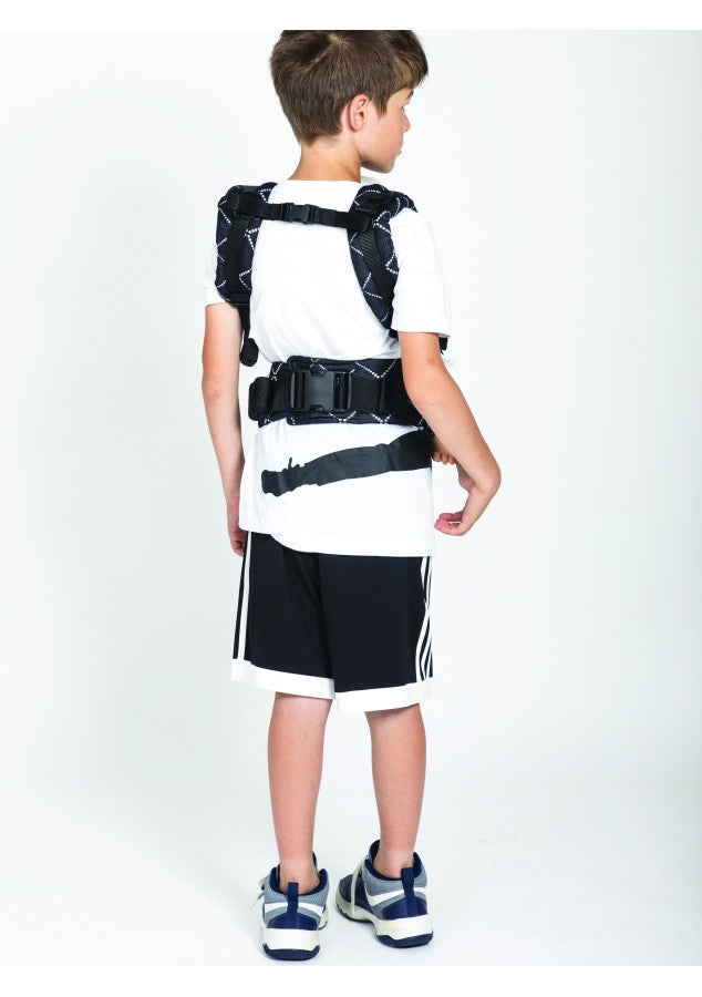 Demonstração do transporte nas costas com a mochila Isara THE One Diamond Black ajustada para uma criança maior.