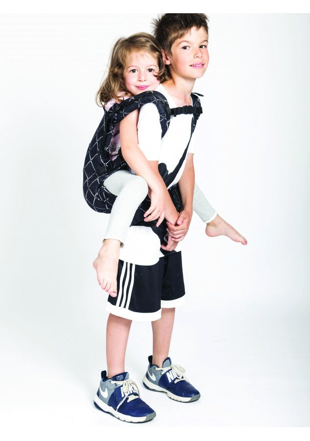 Adulto a utilizar a mochila Isara THE One Diamond Black em posição de transporte frontal ergonómico com bebé.