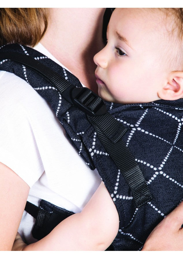 Mochila ergonómica Isara THE One Diamond Black com padrão de diamantes e alças ajustáveis em fundo branco.