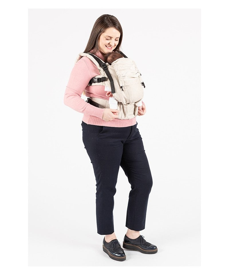 Detalhe das alças acolchoadas da mochila Isara THE One em linho, ajustáveis para conforto dos pais, cor neutra "AU NATUREL".