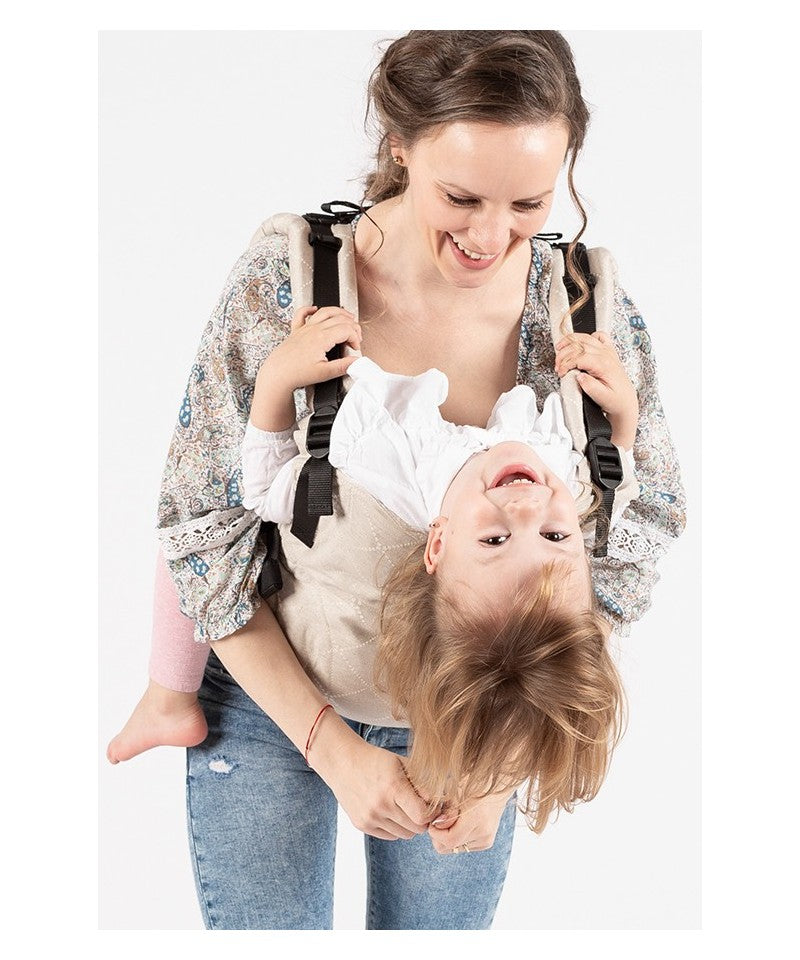 Imagem mostrando a mochila Isara THE One em linho "AU NATUREL" vestida por um pai, reforçando o design neutro e sofisticado.