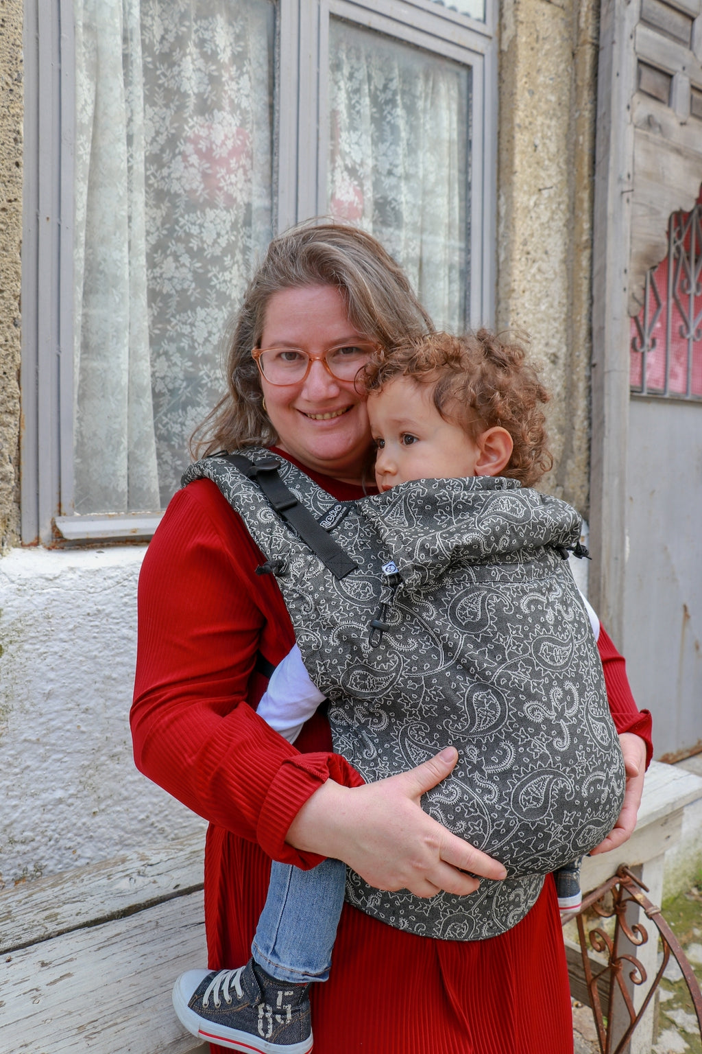 Vista lateral da mochila Neko Switch Smart mostrando as fivelas e ajustes de altura do painel ergonómico.