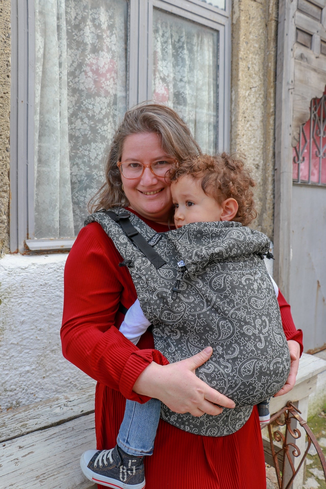 Vista lateral da mochila Neko Switch Smart mostrando as fivelas e ajustes de altura do painel ergonómico.