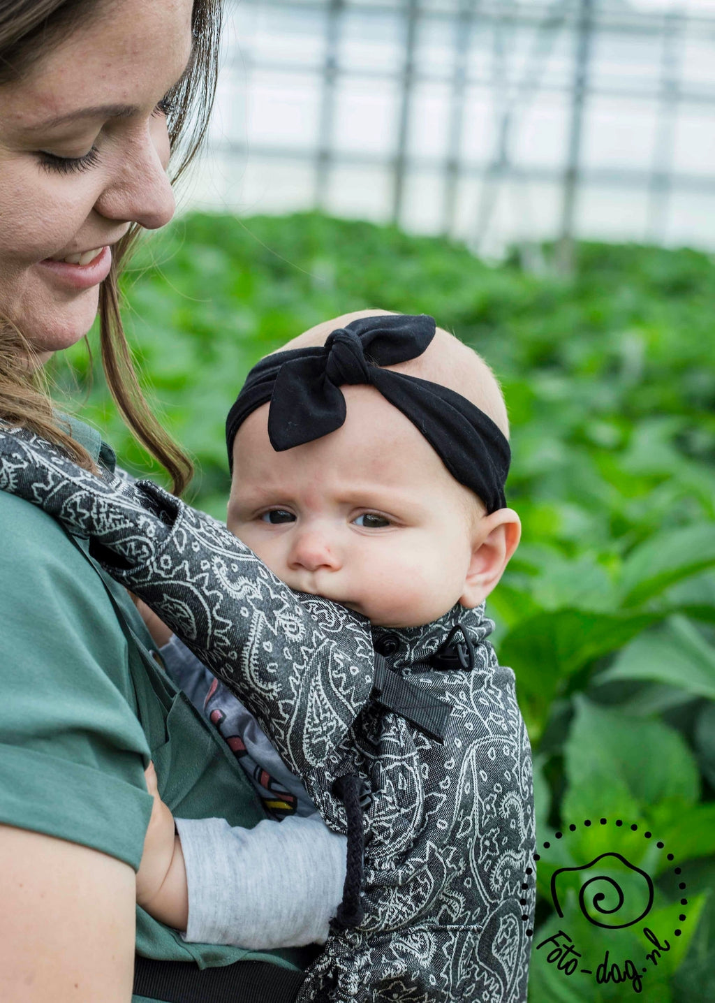 Alças acolchoadas e fivelas de ajuste da mochila porta-bebés Neko Smart Efes Paisley Hazel Dark.