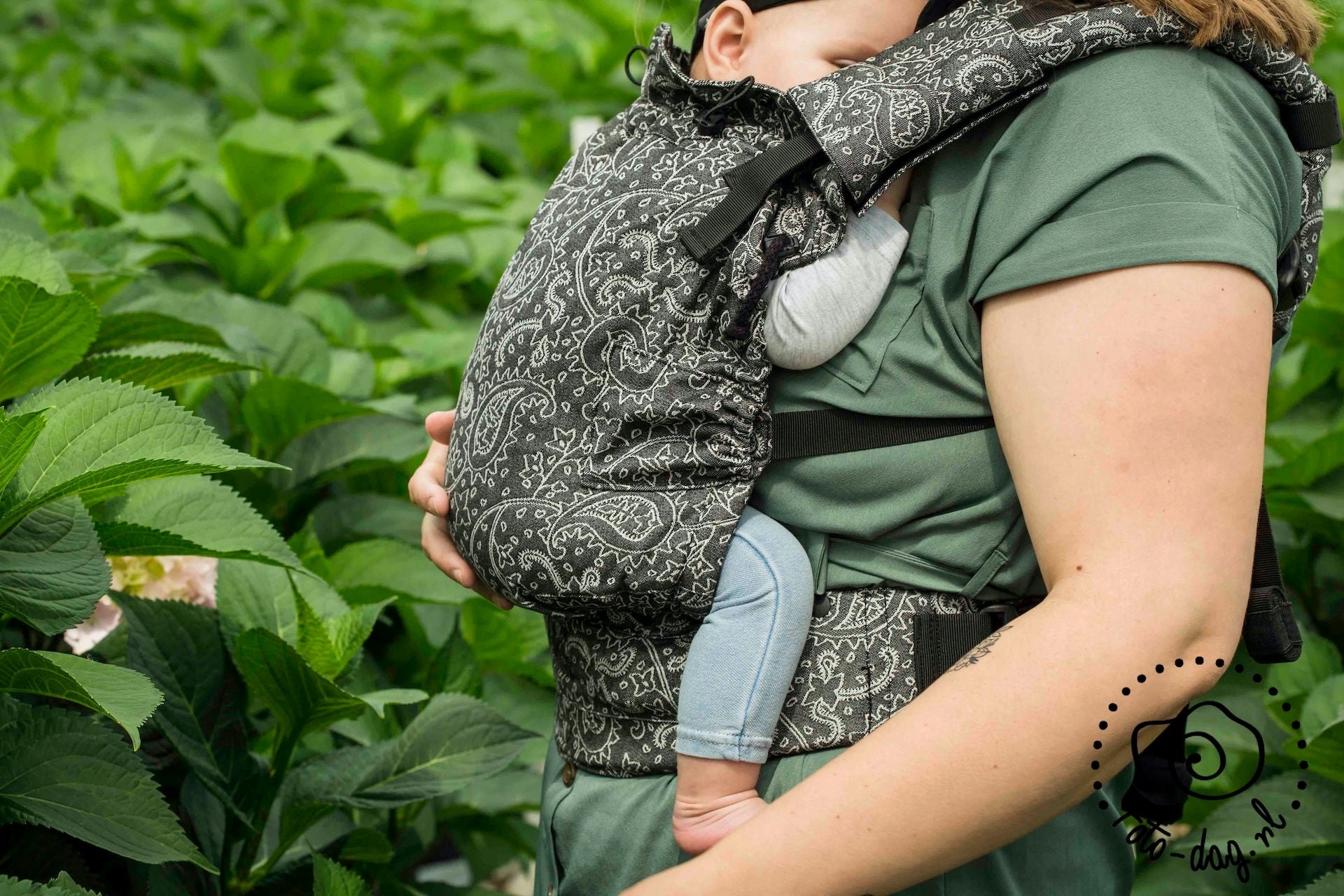 Mochila Neko Smart Hazel Dark com capuz de proteção e apoio de cabeça para o bebé em padrão paisley.