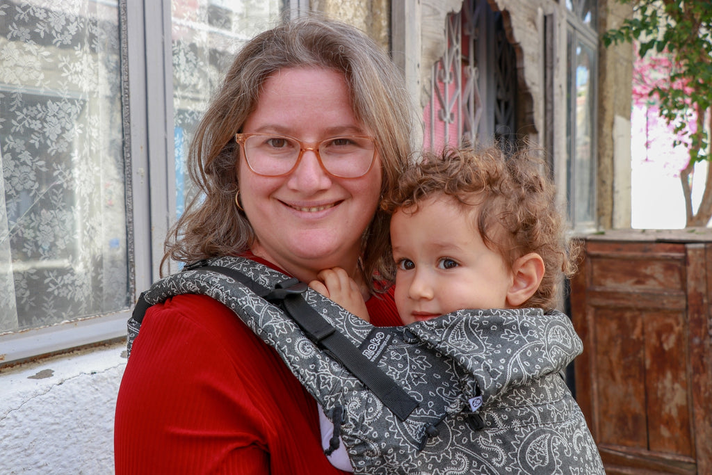 Pormenor do padrão Efes Paisley Hazel Dark no tecido suave de algodão e bambu da mochila Neko Switch.