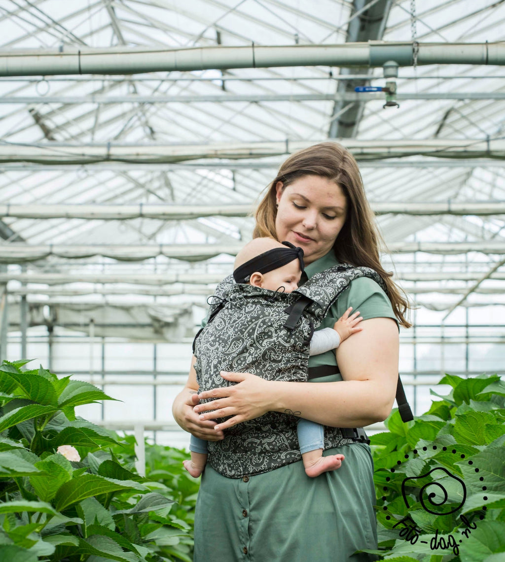 Detalhe do tecido de algodão e bambu com padrão paisley da mochila Neko Efes Paisley Hazel Dark.
