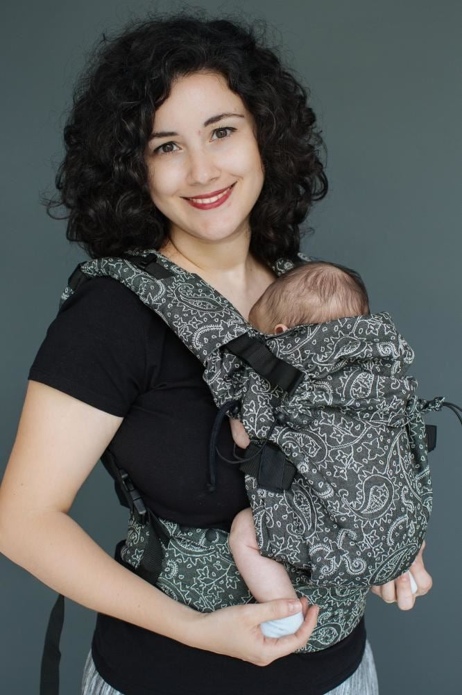 Mochila ergonómica Neko Ajustável Smart Efes Paisley Hazel Dark com padrão paisley em tons castanhos.