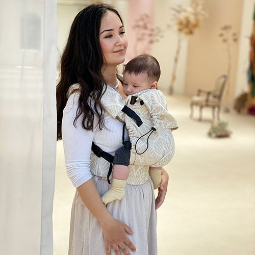 Mochila ergonómica Neko Ajustável Smart em tecido Lino Perla, mostrando o painel frontal e alças acolchoadas.