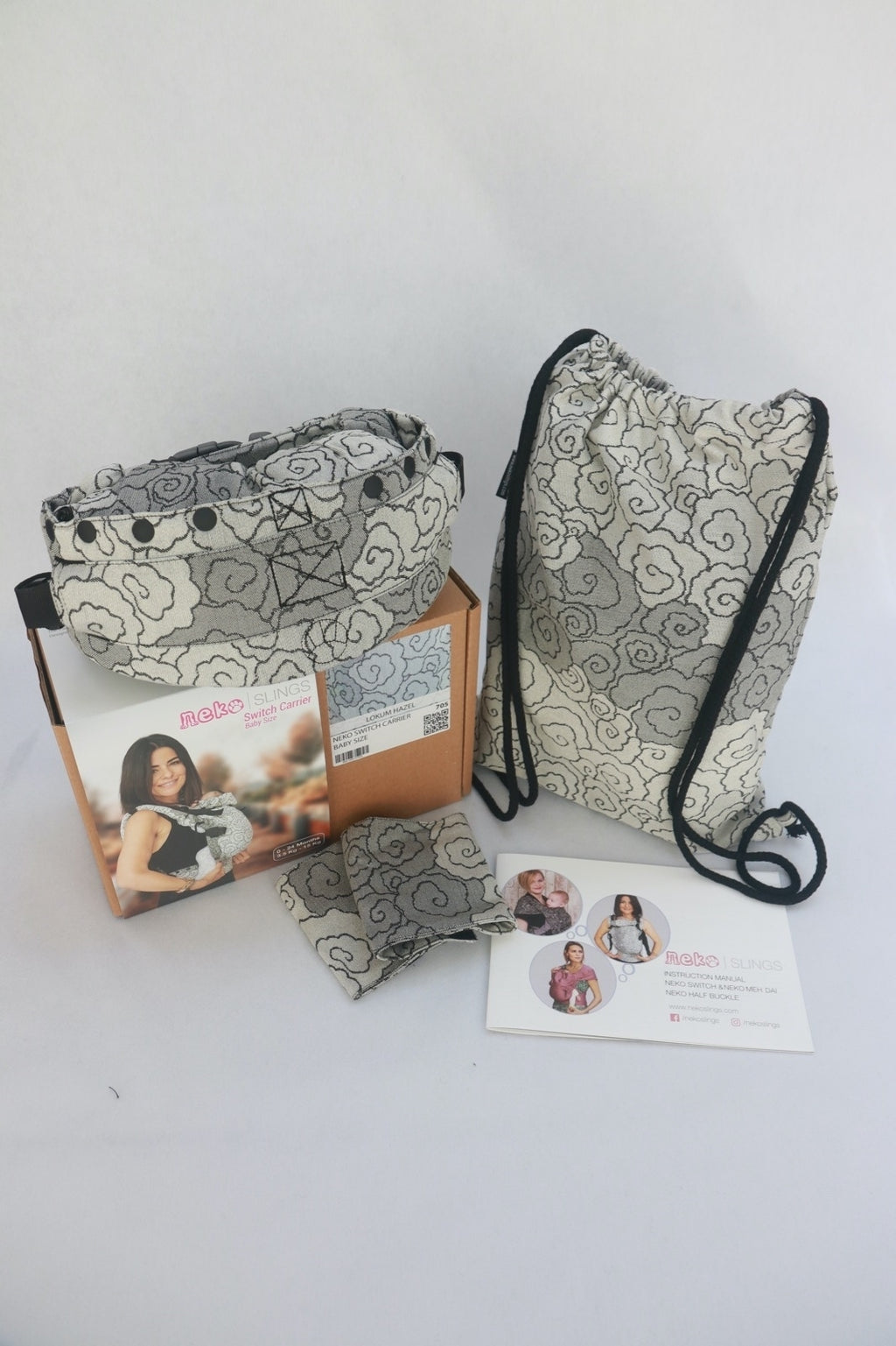 [Detalhe da fivela de ajuste PFA e alça acolchoada da mochila porta-bebés Neko Smart Lokum Hazel.]