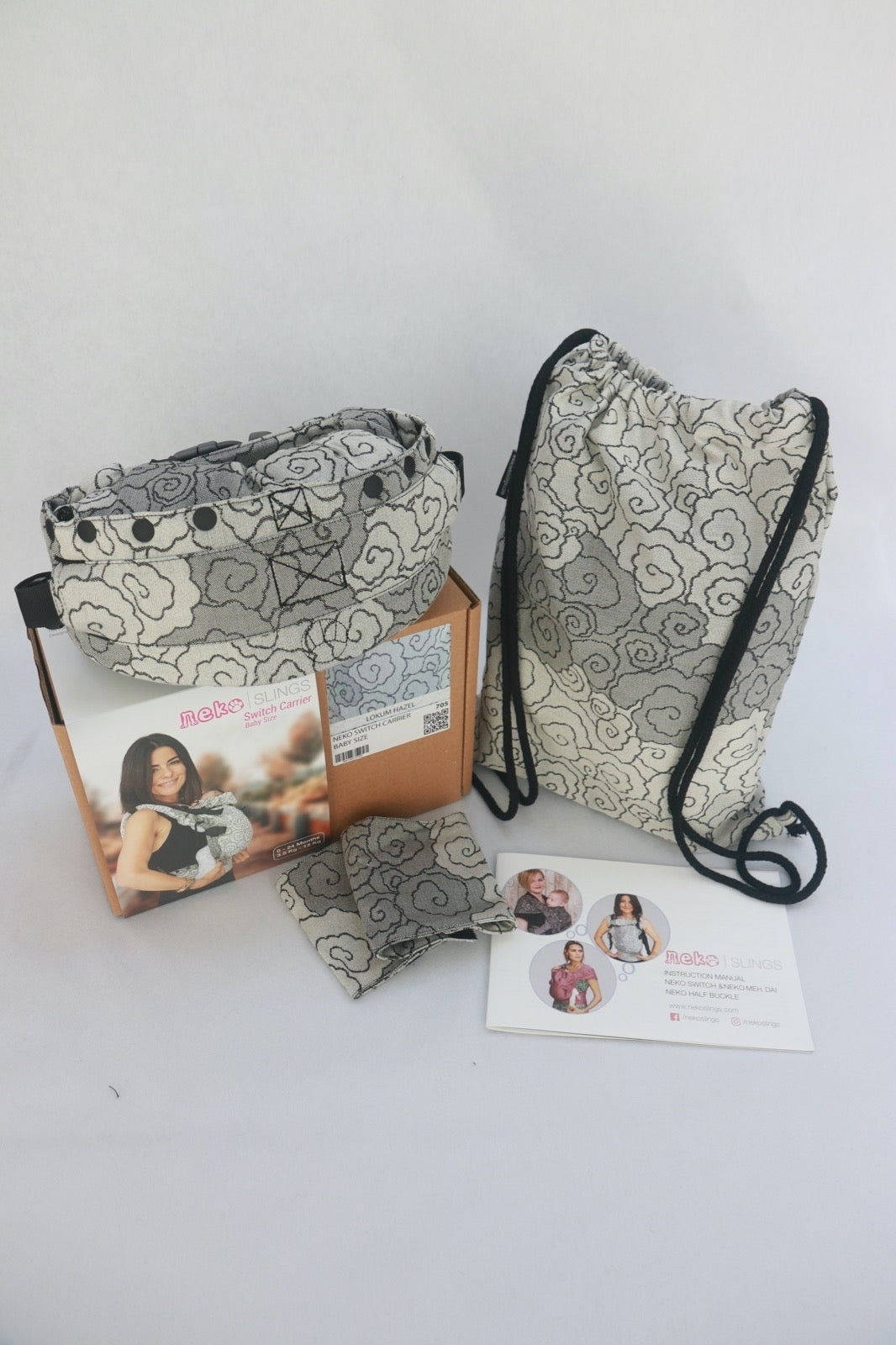 [Detalhe da fivela de ajuste PFA e alça acolchoada da mochila porta-bebés Neko Smart Lokum Hazel.]