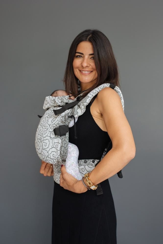 Mochila porta-bebés ergonómica Neko Switch Smart Lokum Hazel com padrão geométrico em tons terra.