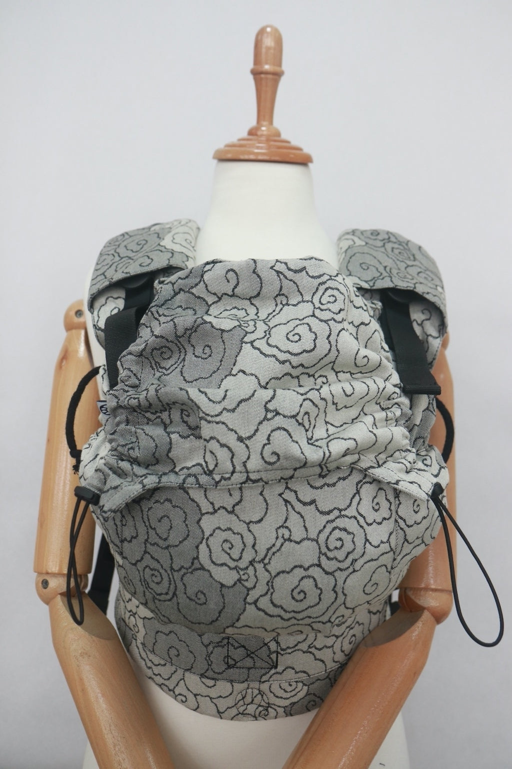 [Mochila porta-bebés Neko Switch Smart Lokum Hazel com padrão geométrico bege e castanho em vista frontal completa.]