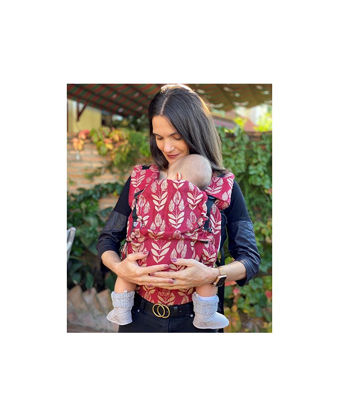 Detalhe do sistema de ajuste PFA (Perfect Fit Adjuster) da mochila Neko, evidenciando a facilidade de ajuste da altura para o conforto do bebé.