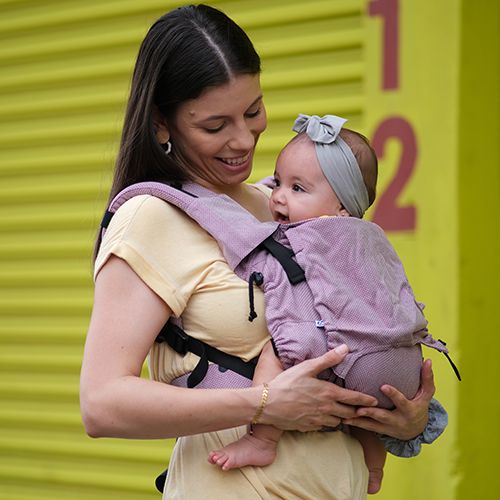 Mochila ergonómica Neko Switch "Cotton Candy" em tecido leve, mostrando o painel frontal ajustável e alças acolchoadas.