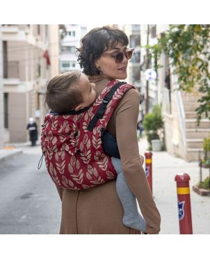 Mochila ergonómica Neko Switch ajustável, cor Laurus Joy, apresentada com um bebé confortavelmente posicionado, mostrando o ajuste perfeito do painel.