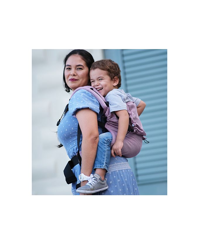 Close-up da textura do tecido "Cotton Candy" da mochila Neko Switch, um misto leve de algodão e bambu, ideal para pele sensível.