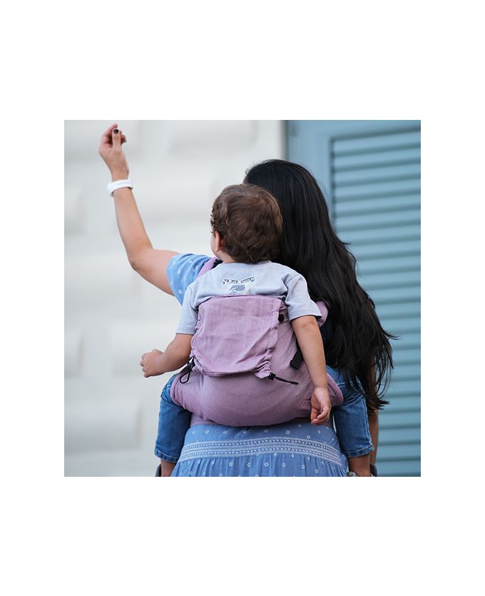 Demonstração do ajuste de altura da mochila Neko Switch através dos puxadores laterais (PFAs) para acompanhar o crescimento da criança.