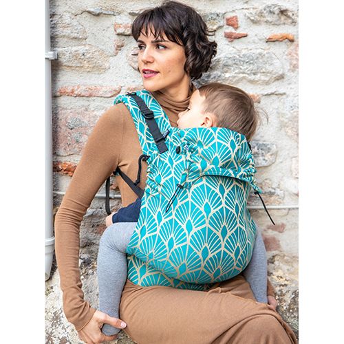 Detalhe do sistema de ajuste de largura do painel da mochila Neko Switch, com encaixes visíveis para adaptação ao crescimento do bebé.