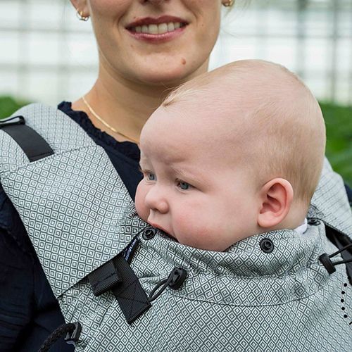 Mochila ergonómica Neko Switch GREY DIAMOND cinzenta, ajustada a um bebé, mostrando o suporte completo para as costas e a posição ergonómica em "M".
