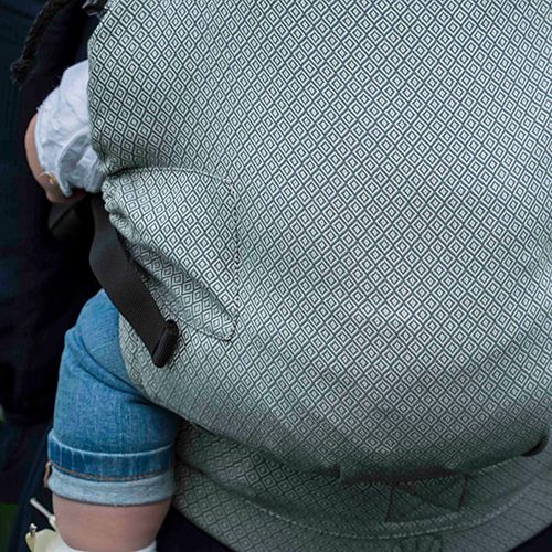 Detalhe do painel da mochila Neko Switch GREY DIAMOND com as fivelas e os cordões de ajuste de altura (PFA's) visíveis.