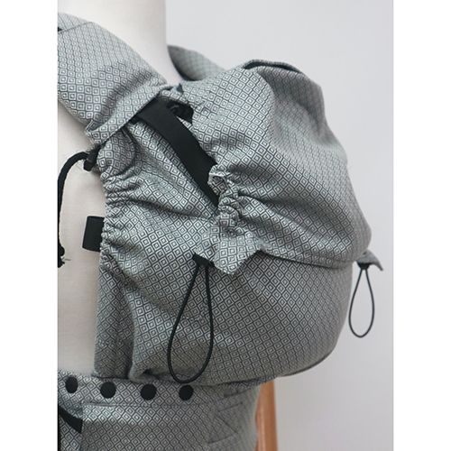 Vista lateral da mochila Neko Switch GREY DIAMOND cinzenta, evidenciando o acolchoamento dos ombros e o contacto próximo com o portador.