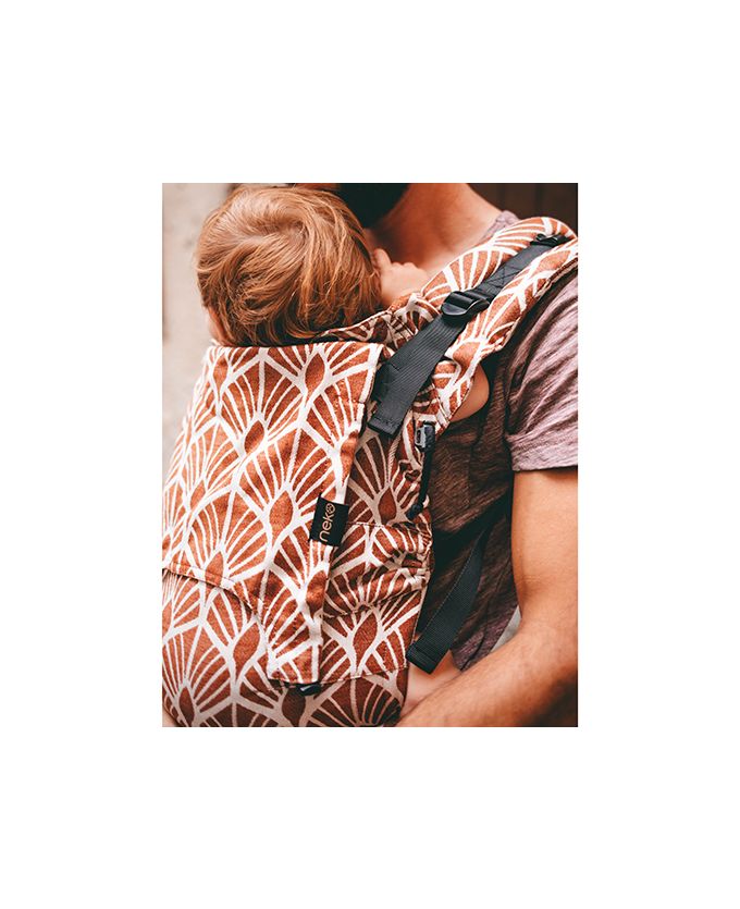 Detalhe do painel da mochila Neko Switch na cor Lino Mocha, mostrando o tecido misto de linho e algodão orgânico.