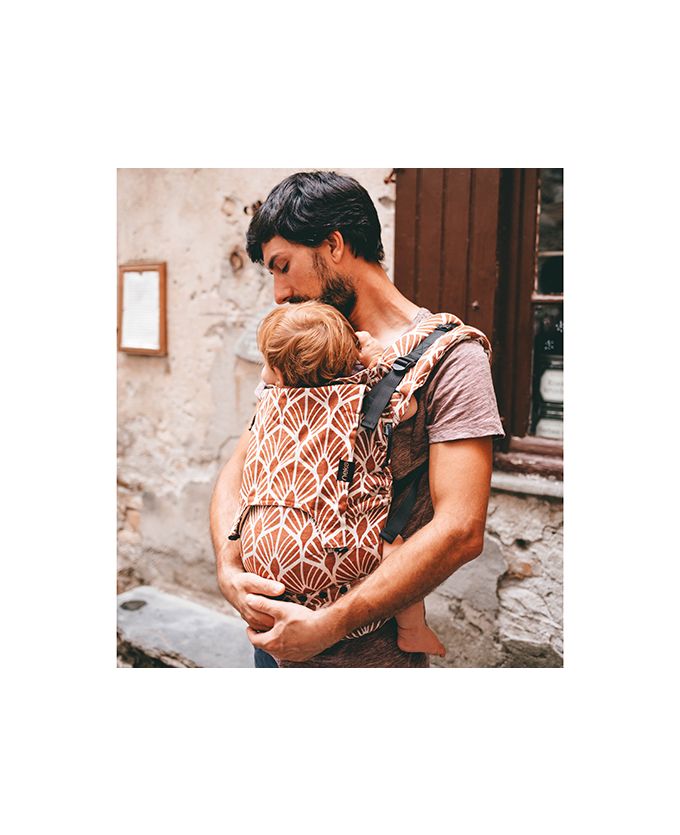 Mochila ergonómica Neko Switch em tecido Lino Mocha, ajustável para diferentes tamanhos de bebé, vista frontal.