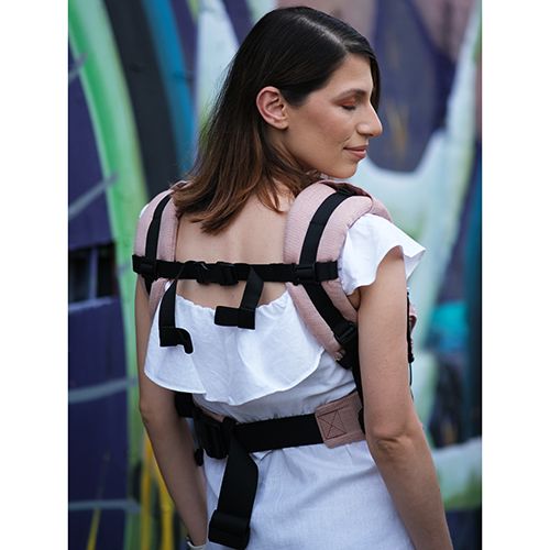 Detalhe do sistema de ajuste PFA (Perfect Fit Adjusters) na alça da mochila Neko Switch SEPHIA, permitindo o ajuste da altura do painel.