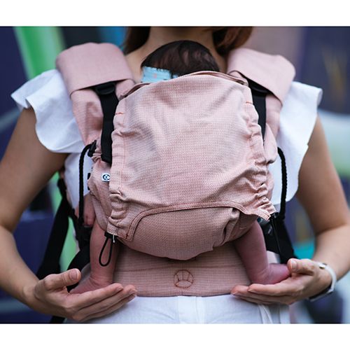 Vista lateral da mochila Neko Switch SEPHIA em uso, destacando o cinturão largo e acolchoado que distribui o peso confortavelmente.