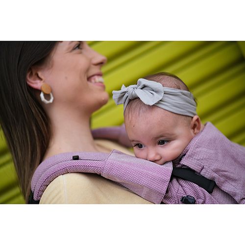 Vista lateral da mochila Neko Switch, destacando o acolchoamento superior das alças e o fecho de segurança da fivela.