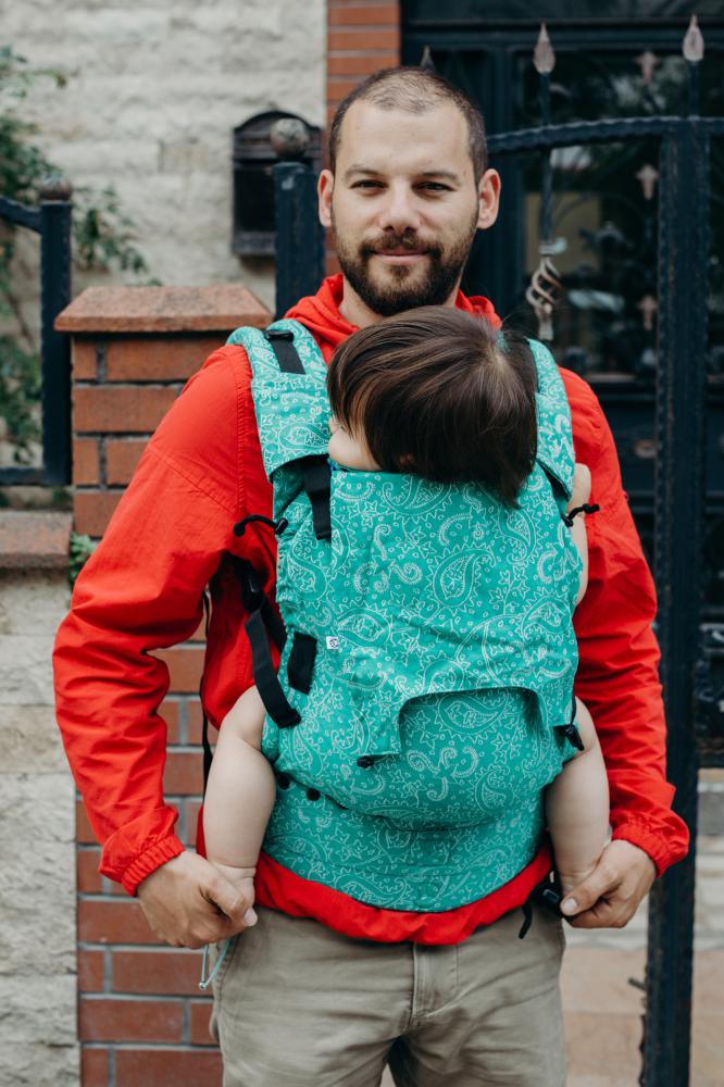 Vista traseira da mochila Neko, evidenciando as alças de ombro acolchoadas e a opção de cruzamento para conforto ergonómico.