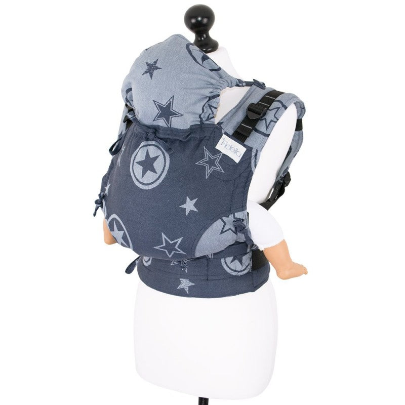 Mochila Fidella Fusion Evolutiva Outer Space Blue ajustada num manequim, mostrando o design ergonómico e capuz integrado.