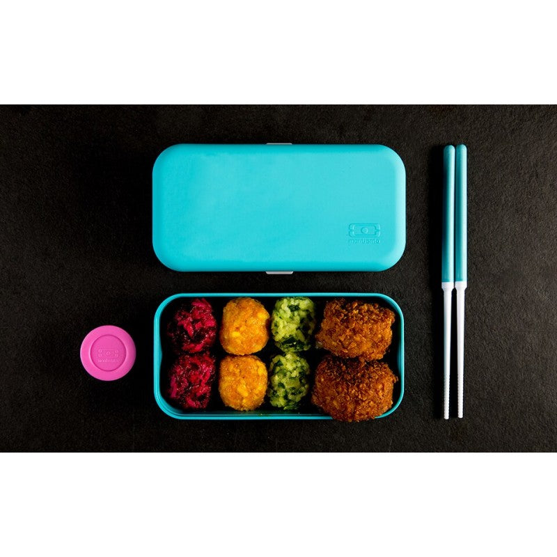 Pauzinhos Monbento fúcsia encaixados no seu estojo compacto de transporte, ideal para lancheiras.