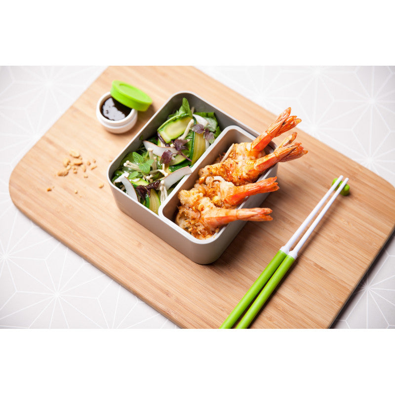 Conjunto completo dos pauzinhos Monbento fúcsia, mostrando o par e o estojo de arrumação.