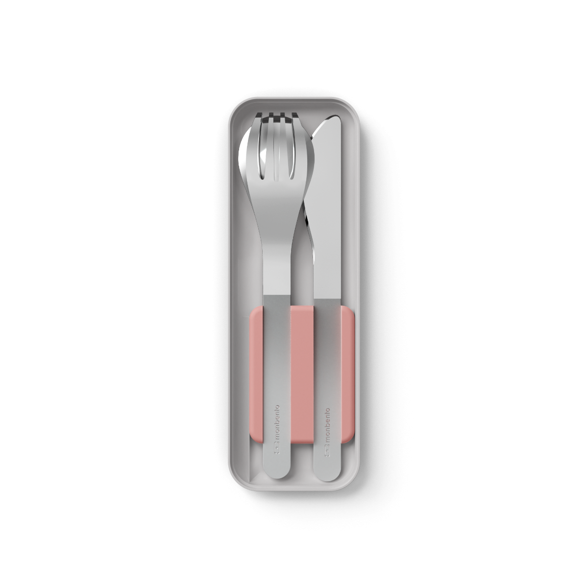 Detalhe dos três talheres (faca, garfo e colher) em aço inoxidável, mostrando o acabamento polido e o design ergonómico.