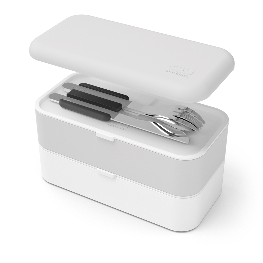 Imagem de comparação de tamanho: os talheres Monbento ao lado de uma régua, ilustrando as dimensões compactas (aprox. 17 cm).