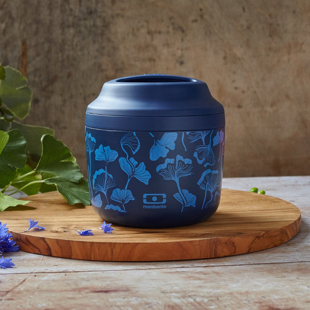 Termo sólido Monbento MB Element azul com padrão Ginko, aberto, exibindo o interior em aço inoxidável para alimentos quentes ou frios.