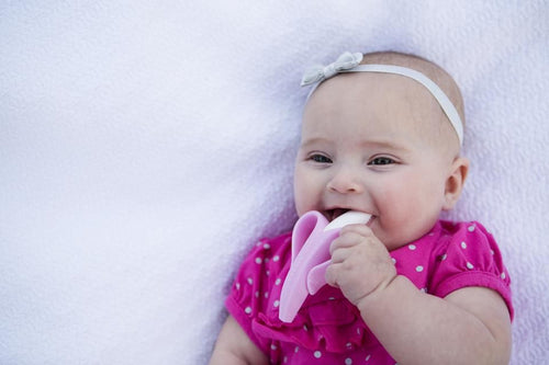 Mordedor e escova de dentes Baby Banana na cor rosa para bebés