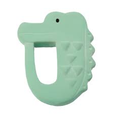 Mordedor de borracha natural verde menta em forma de crocodilo, com textura de escamas em relevo no corpo.