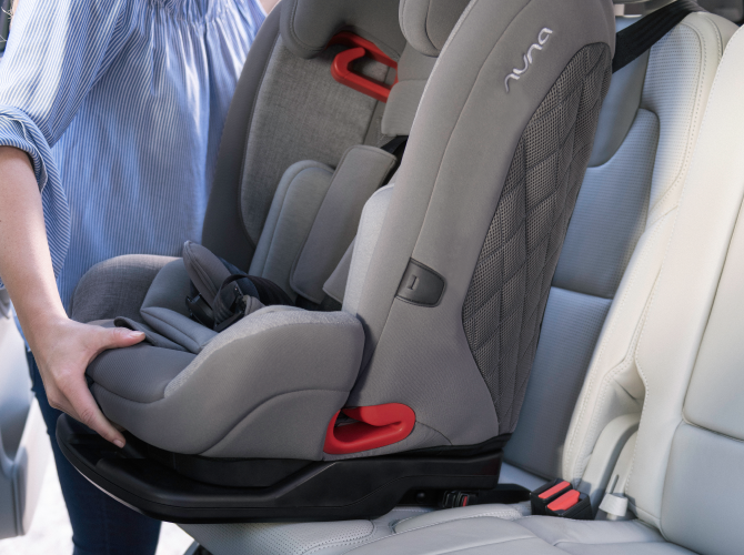 Close-up da instalação da cadeira auto Nuna Myti com sistema ISOFIX num carro.