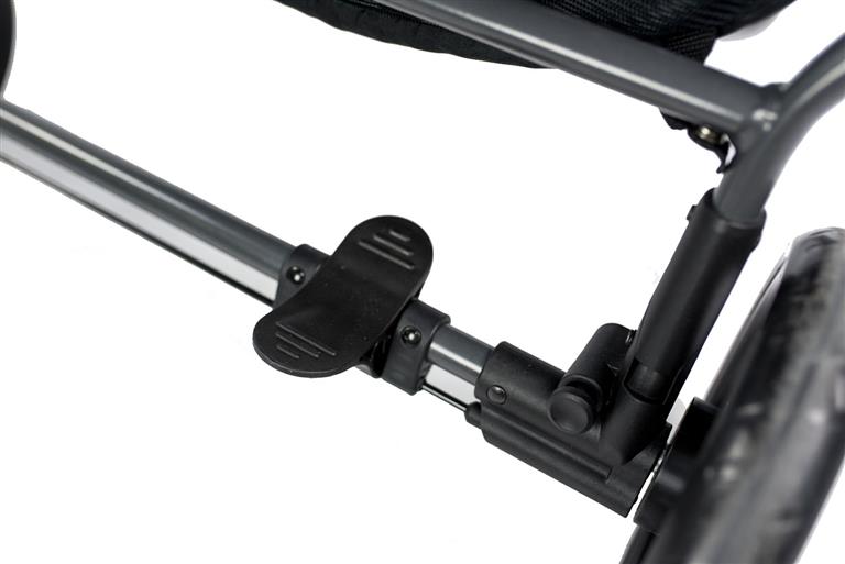 Imagem do carrinho Niu VentTwin com os apoios para os pés ajustados em diferentes posições, ilustrando a versatilidade para crianças de idades próximas.