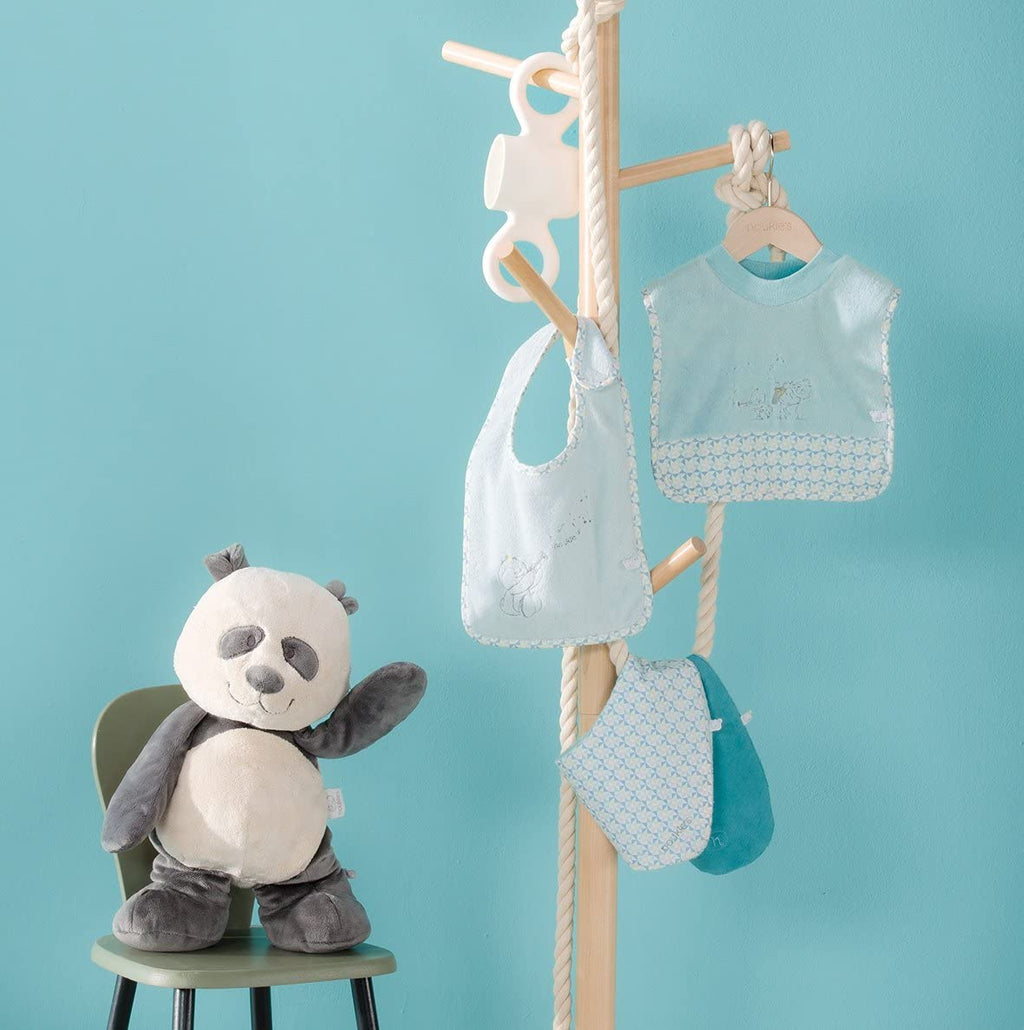 Babete Noukies em algodão branco com padrão subtil de pequenos animais cinzentos, ideal para proteger a roupa do bebé.