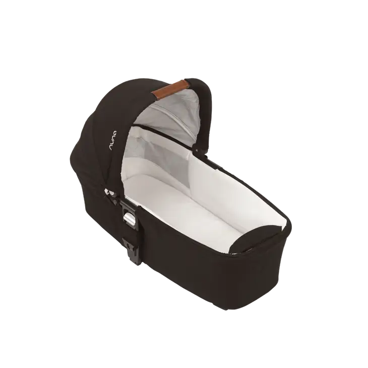 Alcofa Nuna MIXX NEXT com a capota UPF 50+ totalmente estendida, exibindo o Dream drape™ magnético para sonecas ininterruptas.