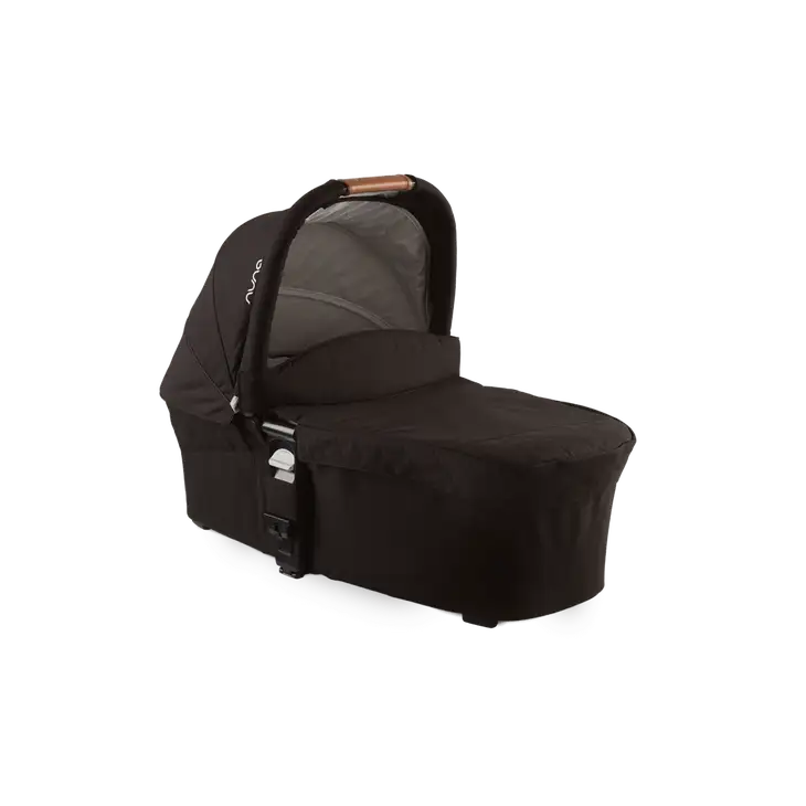 Alcofa Nuna MIXX NEXT preta dobrada, mostrando o fecho compacto e plano para fácil arrumação e transporte.