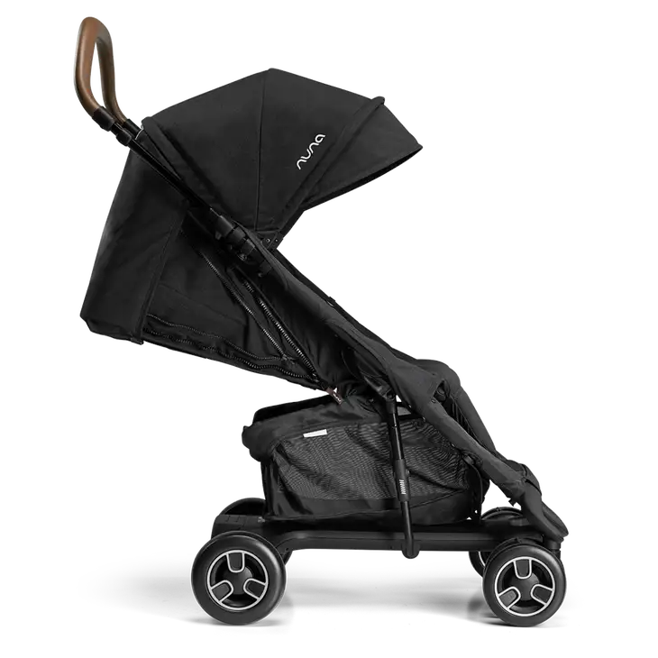 Bebé confortável no assento do carrinho Nuna PEPP NEXT, com capota solar UPF 50+ totalmente aberta.
