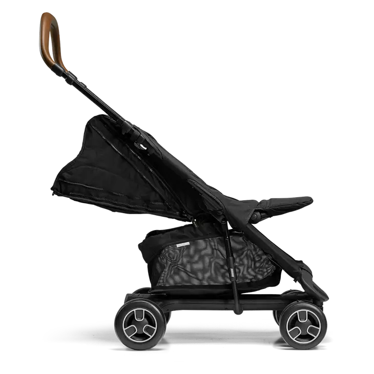 Detalhe do guiador ajustável em altura com acabamento em couro sintético do carrinho Nuna PEPP NEXT.