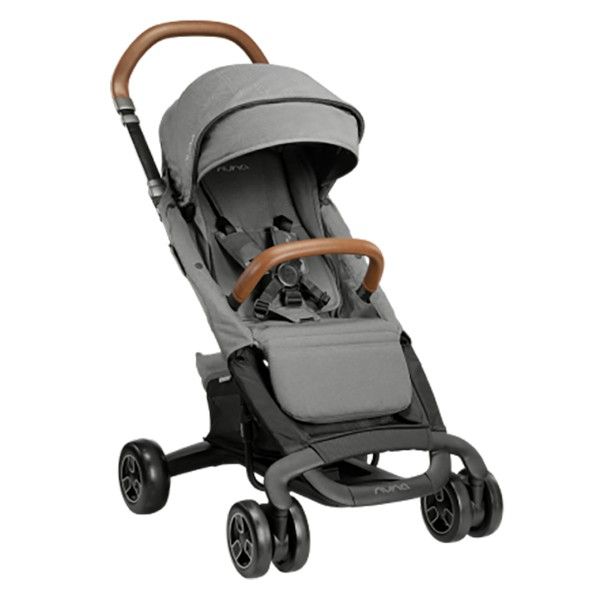 Carrinho Nuna PEPP NEXT dobrado, de pé sozinho, evidenciando a sua capacidade de poupar espaço.