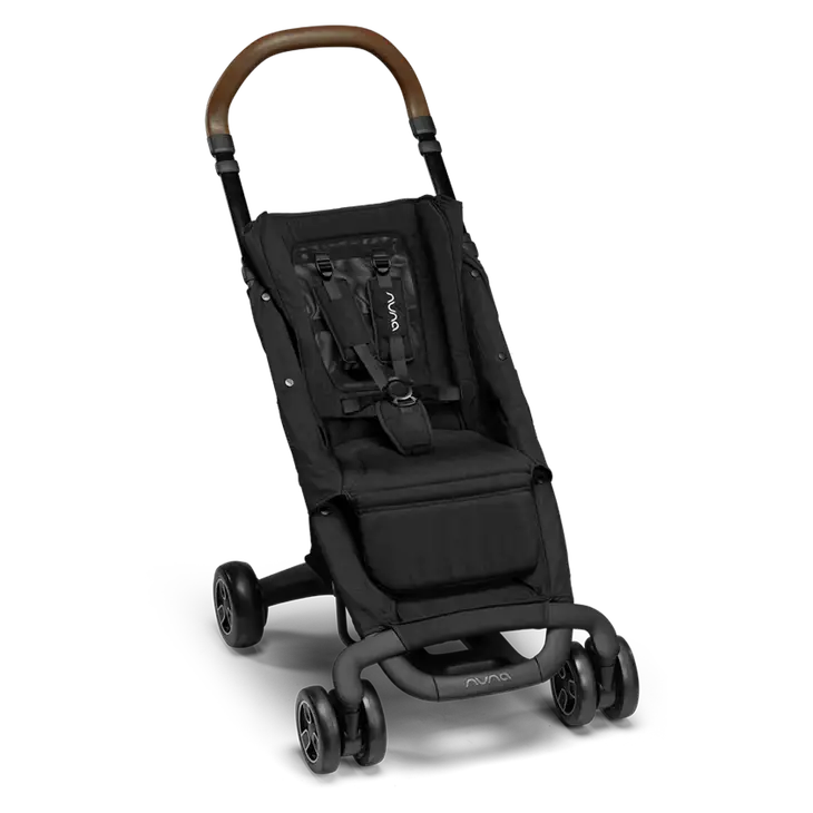 Carrinho de passeio Nuna PEPP NEXT dobrado, ultracompacto e plano, pronto para arrumação ou transporte.
